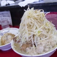 「たま小ラーメン豚入り 950円（ヤサイてんこ盛り・アブラ・カラメ」@蓮爾 登戸店の写真