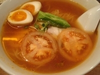 「トマトらーめん+味玉+半ライス（無料）」@ラーメン SHiBAの写真