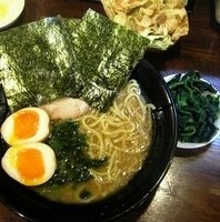 「豚骨塩ラーメン 並（脂ふつう・味ふつう・麺かため）+味玉+キャベ」@家系ラーメン 浮浪雲の写真