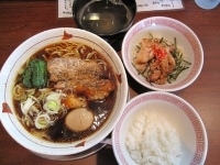 「味玉中田ブラック（半ライス付き）830円 + ちゃ～しゅう丼20」@風の味 らーめん GOIN GOINの写真