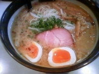 「醤油豚骨ラーメン 煮卵」@麺工房 ぜんの写真