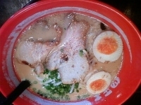 「とんこつ醤油ラーメン」@ラーメン四天王 高田馬場店の写真