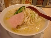 「煮込みラーメン中盛り（限定10食~19日まで）、半熟味玉」@麺や 七彩の写真