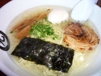 「塩そば+半熟煮卵(クーポン券でサービス) 700円」@まるきゅうらあめん 福岡店の写真