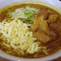 「味噌カレーラーメン（季節限定） 880円+チーズ 150円+サー」@麺屋三正の写真