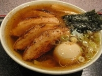 「あっさり中華そば（平打ち太麺仕様）￥630+焼豚￥250+煮玉子」@美味食間 くわ田の写真