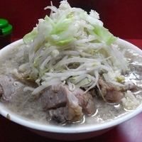 「大ブタ（麺カタメ?、ヤサイマシ、ニンニクマシ） 900円」@ラーメン二郎 京急川崎店の写真