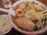 「塩ワンタン麺（ランチサービス特盛+ライス）+味玉 1080円+1」@支那そば屋 蘭丸 門前仲町店の写真