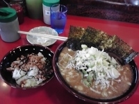 「チャーシューメン中盛り910円+ライス130円+まぶし50円+き」@環2家の写真