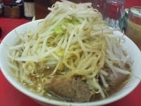 「小らーめん（太麺、ニンニク、野菜マシ）」@らーめん豚喜の写真