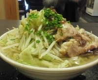 「塩らーめん（太麺）+野菜+チャーシュー+卵+メンマ+青ねぎ」@美味食間 くわ田の写真