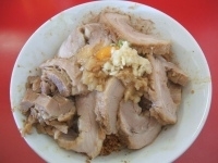 「まぜそば+大豚増し+ニンニクアブラチーズ」@ジャンクガレッジ 東大宮店の写真