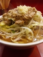 「小ブタ（野菜マシマシニンニクマシマシアブラ） 800円」@ラーメン二郎 仙川店の写真