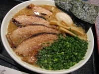 「とんこつ醤油（太麺）￥650+焼豚￥250+煮玉子￥100+海苔」@美味食間 くわ田の写真