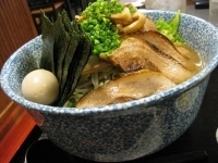 「くわ田らぁ麺（細麺・ニンニク）￥1,050+特盛￥240+海苔マ」@美味食間 くわ田の写真