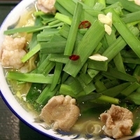 「モツニラそば 880円 ダブル 150円」@煮干 丸めの写真