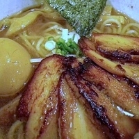 「淡麗チャーシュー麺+ネギ香油 まごころシール 1000円」@らーめんまごころの写真