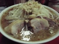 「小らーめん+豚入り（太麺、ニンニク、アブラ） 【680円+200」@らーめん豚喜の写真