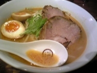 「海老茶色のみそ【780円】、チャーシュー【300円】、味玉【クー」@らーめん一会の写真