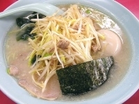 「ねぎラーメン（味付玉子トッピング）」@ニューラーメンショップの写真