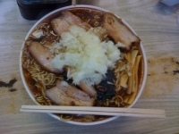 「大ラーメン￥650、やくみ（たまねぎ）」@梅乃家の写真