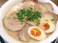 「とんこつチャーシューらーめん（味付煮玉子トッピング）」@風風ラーメン 亀有店の写真