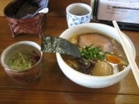 「つきまるら～めん 煮玉子 紅辛小鉢」@ラーメン厨房つきまるの写真