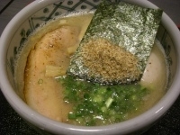 「とんこつ醤油（細麺）+味玉 650円+100円」@美味食間 くわ田の写真