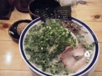 「ネギラーメン（￥800）赤オニ（￥100）もやし（￥100）」@博多長浜らーめん 田中商店の写真