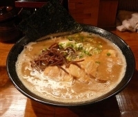 「煮玉子入り醤油とんこつちゃーしゅーめんwith替玉」@波動軒の写真