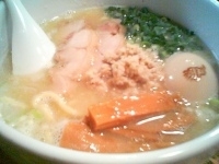 「白鶏らーめん+半熟味玉（￥680+サービス）」@鶏の穴の写真