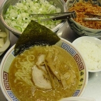 「トンコツ正油ラーメン 700円 + 小ライス（ランチサービス）」@麻布ラーメン 田町店の写真