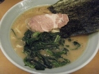 「ラーメン（￥600麺カタ油少な目）ほうれん草（￥50）」@横浜らーめん 武蔵家 綾瀬店の写真