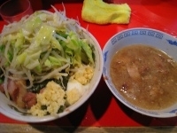 「豚温卵入りざるラーメン（チーズ・野菜マシマシ・ニンニクマシマシ）」@ラーメン二郎 府中店の写真