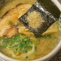 「とんこつ醤油（太麺）￥650」@美味食間 くわ田の写真