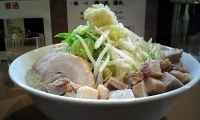 「ラーメン+野菜+ニンニク+こま切れチャーシュー」@ラーメン どんの写真