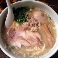 「白鶏らーめん・大盛（￥760）+ランチサービス味玉」@鶏の穴の写真