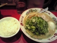 「中華そば（こってり・大盛）+ネギ+半熟玉子+半ライス」@天下一品 吉祥寺店の写真