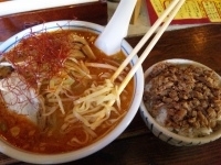 「とくやのすっぱ辛いらぅめん（大盛）+とくやのごはん 750円+1」@らぅめん とくやの写真