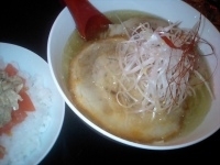 「フォアグラ風厚切り塩チャーシュー麺+バンバンジー丼（950円+3」@Bee Hiveの写真