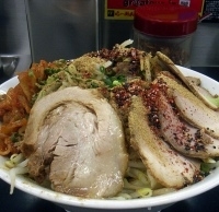 「大盛ぎ朗汁なし+ブタキムチ+魚粉+チャーシュー（ふりかけ、ヤサイ」@らーめん ぎょうてん屋 町田店の写真