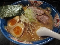 「醤油ラーメン大盛+味玉」@らーめん てつや 南7条本店の写真