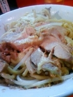 「まぜそば大+子豚（全マシ）」@ジャンクガレッジ 東大宮店の写真