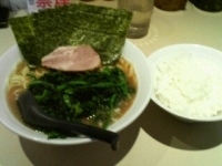 「のり増しラーメン（中）750円+ほうれん草増し50円+サービスラ」@横浜家系ラーメン田中の写真