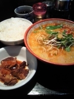 「坦々麺中辛（ランチサービスで角煮+中ライス）」@四川屋台の写真