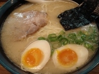 「らーめん+玉子+角煮丼」@九州らーめん もとまるの写真