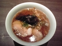 「醤油らぁ麺 850円」@支那そばや 本店の写真