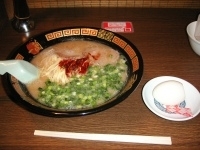 「ラーメン+卵 （こってり、固め、唐辛子タレ2倍）」@一蘭 六本木店の写真