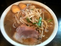 「炒めもやし正油らあめん（太麺）大盛+味玉（1150円）」@旭川らあめん ひでまるの写真