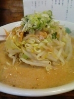 「辛味噌ニンニク豚骨らーめん（ごった煮）700円」@らーめん 山小屋 大森北店の写真